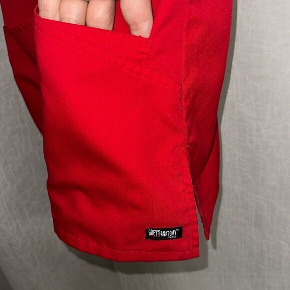 Grey’s Anatomy XS Red V-Neck Short Sleeve Fitted 3 Pocket Scrub Top - Picture 5 of 9